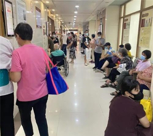 발열 환자들 몰린 광저우 중의약대학부속병원. [남방도시보 캡처]